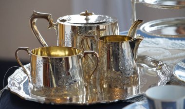 Tencere ve diğer gümüşleri masaya koyun.                               