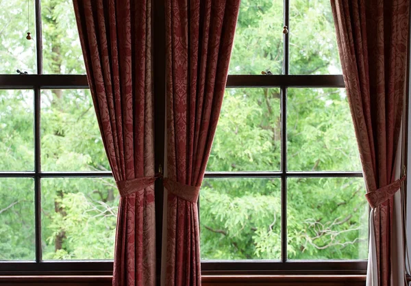 Fenster Und Vorhänge Mit Blick Auf Das Grün Der Bäume — Stockfoto