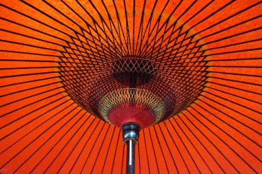  Kırmızı bir Japon şemsiyesinin çerçevesi                              