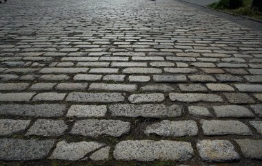 Güneşli bir günde eski bir kaldırım.                               