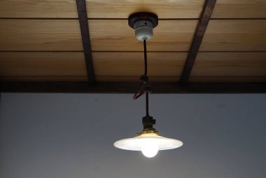 Evin tavanından sarkan lamba armatürü.                               