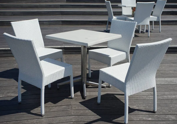 Biały Stół Krzesła Ogrodzie Słoneczny Dzień — Zdjęcie stockowe
