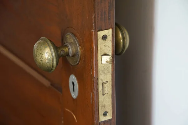 Oude Houten Deur Bij Ingang Van Kamer — Stockfoto