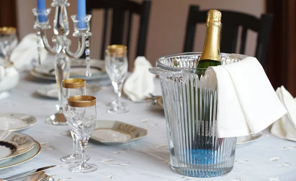 Şarap Şişeleri Bardaklar Şarap Soğutucusu Masada — Stok fotoğraf