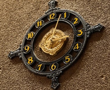 Binanın duvarındaki eski saat.