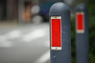 Japonya 'da bir yola girilmesini yasaklayan bir çubukta kırmızı yansıtıcı                               