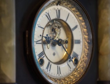 Odadaki eski bir saatin kadranı                               