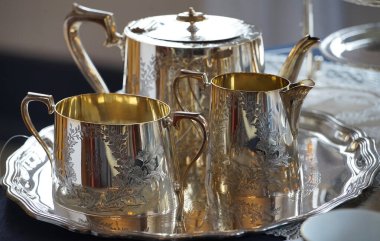 Masadaki gümüş çaydanlık.                               