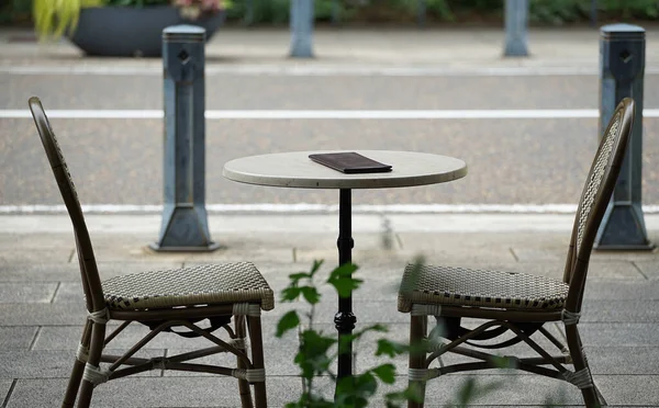 Tische Und Stühle Einem Straßencafé Der Stadt — Stockfoto
