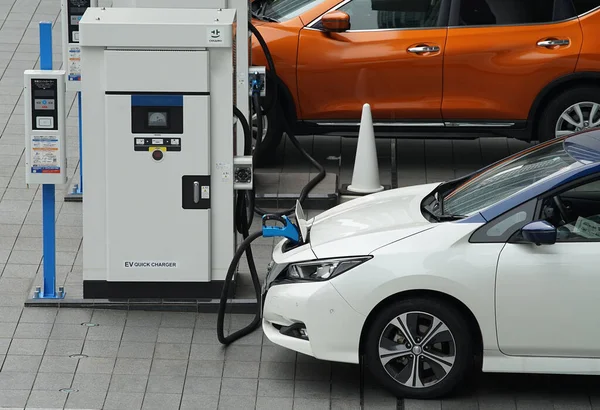 Japon elektrikli arabasının elektrik yükleme parkı                               