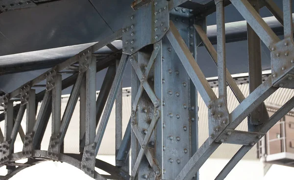 アーチ型スタッド付き鋼橋 スチールフレーム — ストック写真