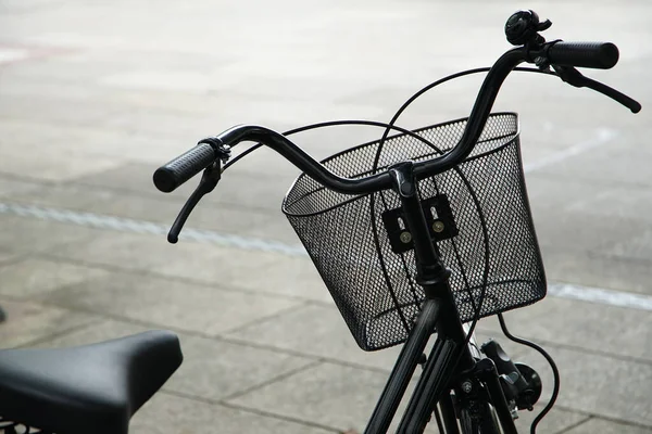 市内の路上に駐輪する自転車 — ストック写真