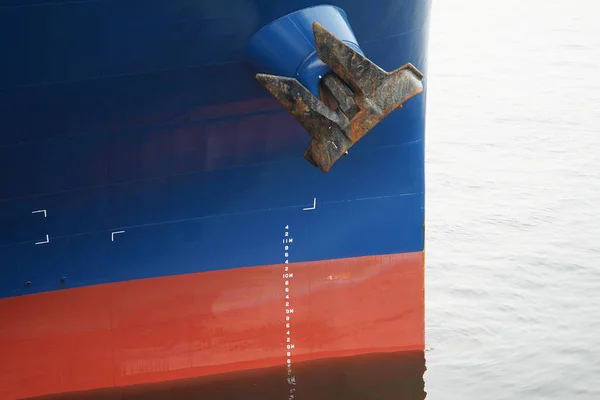 Αγκυρά Στην Πλώρη Ενός Πλοίου Αγκυροβολημένου Ένα Λιμάνι — Φωτογραφία Αρχείου