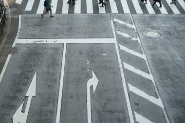  İki şeritli asfalt yolda yön ve yaya geçidi işaretleri                               