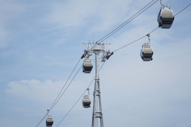 İp yolu kamaraları ve sütunlar açık mavi bir gökyüzünde                               