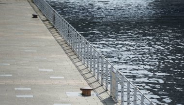 Nehir kıyısı ve yavaş akan nehir güneşli bir günde                               