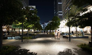 Işıklarla aydınlatılmış bir şehirde geceleri kaldırımlar                               