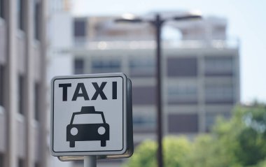 Şehirdeki taksi duraklarındaki yazı ve resimler.                               