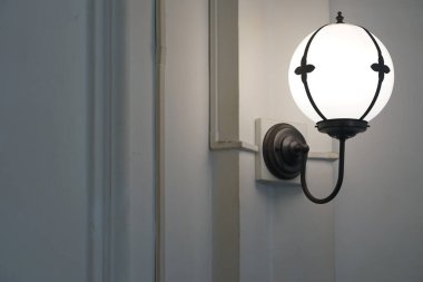  Odanın duvarında küresel bir ışık var.                              