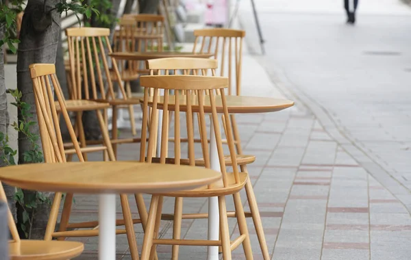 Holztische Und Stühle Einem Straßencafé Der Stadt — Stockfoto