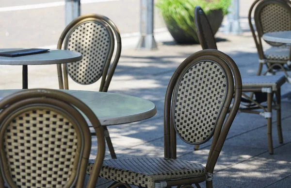 Güneşli Bir Caddede Bir Kafede Masa Sandalyeler — Stok fotoğraf