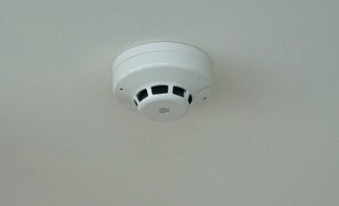 Evin iç tavanına yangın dedektörleri yerleştirildi.                               