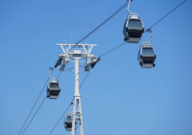 İp yolu kamaraları ve sütunlar açık mavi bir gökyüzünde                               