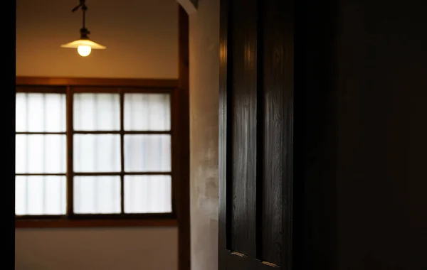 Pencereleri ve ışıkları olan bir odanın içinde.                               