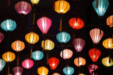 Renkli fenerlerin gece görüşü                               