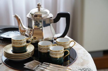  Masadaki çay için çatal bıçak takımı.                              