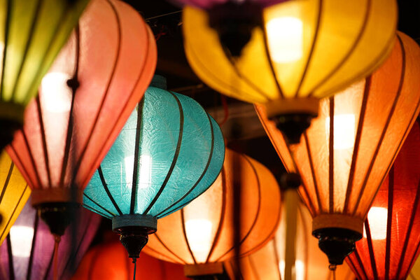  Ночной вид на множество разноцветных фонарей                              