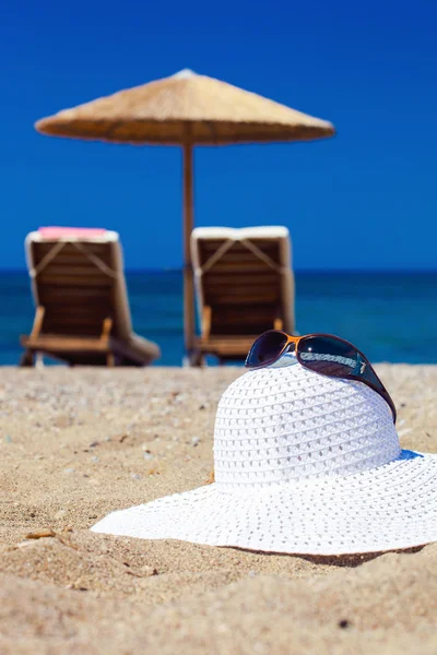 Color azul del mar y el sombrero en la arena — Foto de Stock
