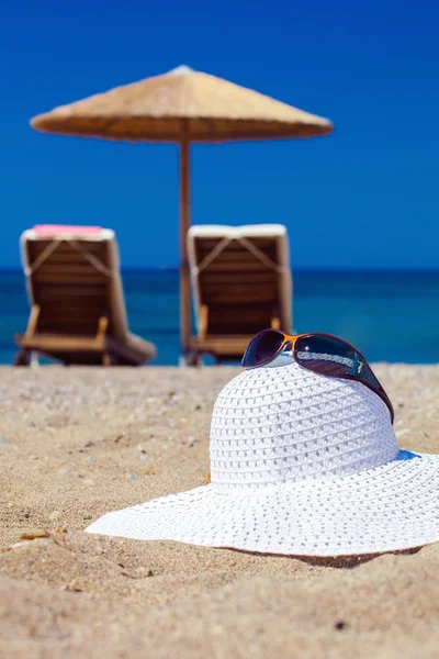 Blue color of sea and hat on sand — Stock Photo, Image