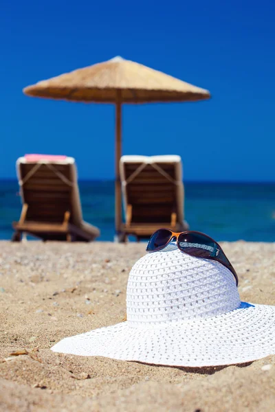 Color azul del mar y el sombrero en la arena —  Fotos de Stock