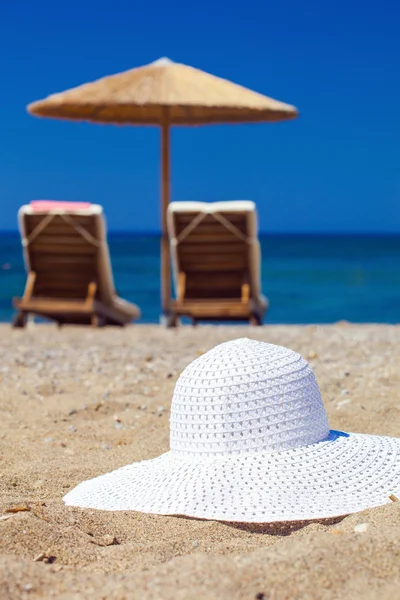 Color azul del mar y el sombrero en la arena —  Fotos de Stock