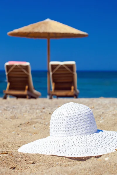 Blue color of sea and hat on sand — Stock Photo, Image