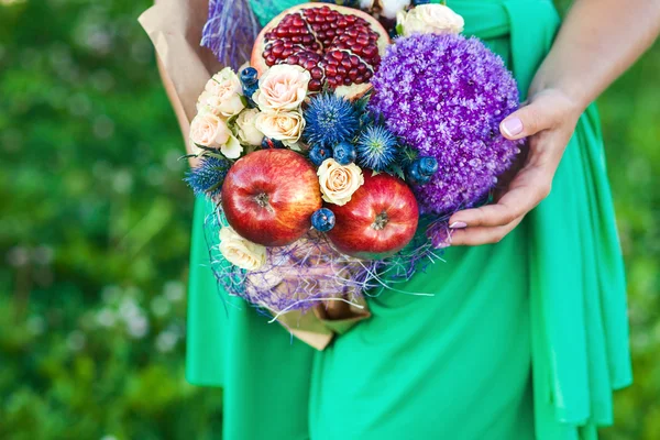 Het oorspronkelijke ongebruikelijke eetbare boeket van vruchten — Stockfoto