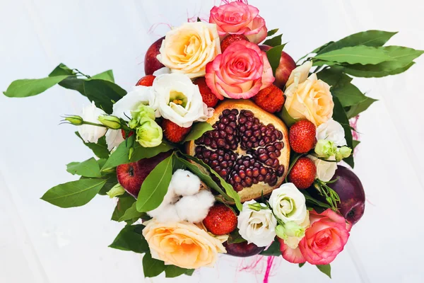 과일의 원래 특이 한 식용 꽃다발 — 스톡 사진