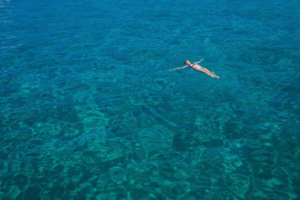 Vista Aérea Natación Hermosa Mujer Blue Lagoon Chipre Imágenes de stock libres de derechos