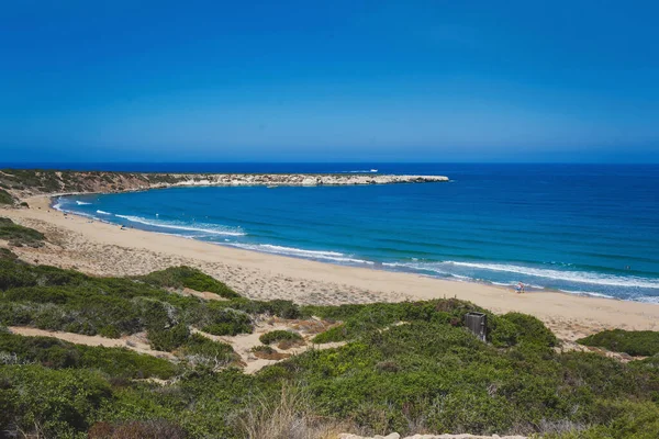 Széles Látószögű Táj Kilátás Egy Üres Homokos Strand Tenger Hullámok Stock Kép