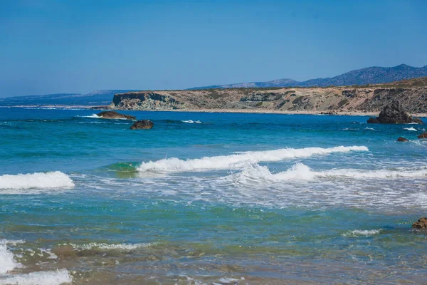 清澈的沙滩上的风景 大海的波浪 晴朗的夏日 蓝蓝的天空 塞浦路斯 图库照片