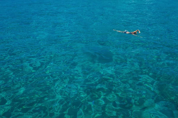 Vista Aérea Mulher Bonita Nadando Lagoa Azul Chipre Fotografia De Stock