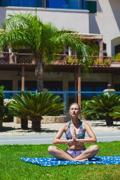 Menina Está Praticando Esportes Gramado Parque Yoga — Fotografia de Stock