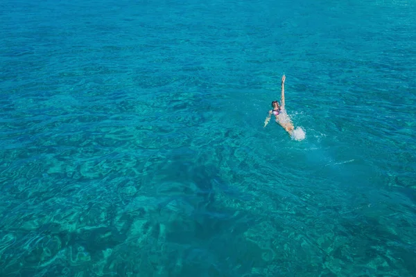 Vista Aérea Mulher Bonita Nadando Lagoa Azul Chipre Imagens Royalty-Free