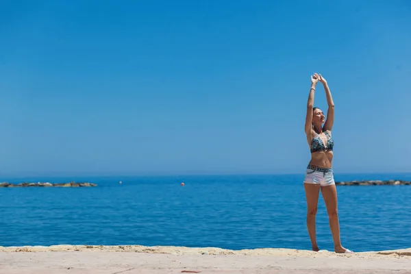 Jovem Desfrutando Belo Dia Praia Chipre Imagem De Stock