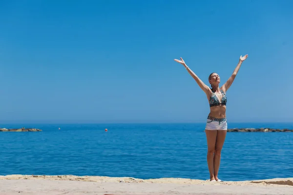 年轻女子在海滩享受美丽的一天 塞浦路斯 图库图片