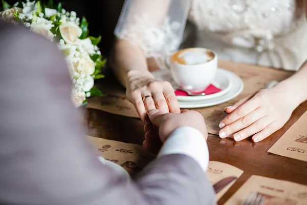 Hände von Mann und Frau — Stockfoto