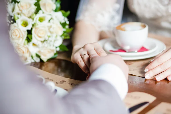 Hände von Mann und Frau — Stockfoto