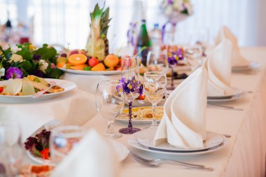 Bir olay partisi için tablo ayarlandı