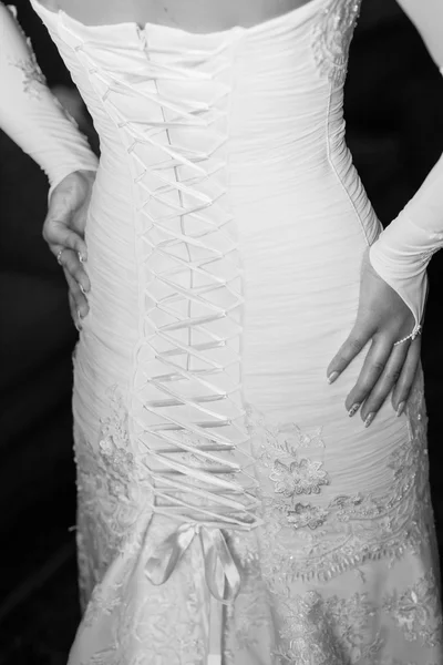 Rücken der Braut im Brautkleid — Stockfoto